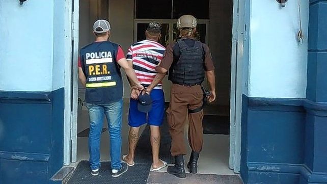 Buscado por un robo, se escondió adentro de una heladera