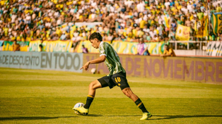 Justo Giani, ex-Newells, convirtió un gol en el triunfo de Aldosivi que le garantizó un lugar en primera.