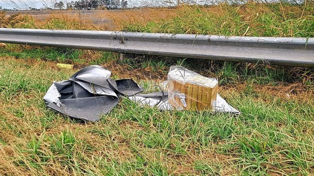 La camioneta quedó abandonada con marihuana en la ruta