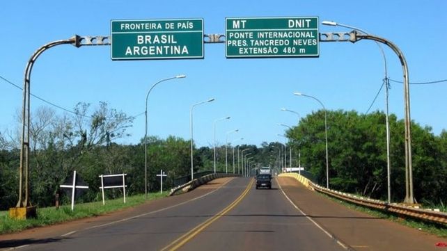El puente sobre el río Iguazú que une Puerto Iguazú (Argentina) con Foz do Iguazú (Brasil). Visto desde el lado argentino.