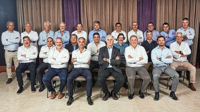 El ex Puma Gabriel Travaglini junto al nuevo concejo directivo de la Unión Argentina de Rugby.