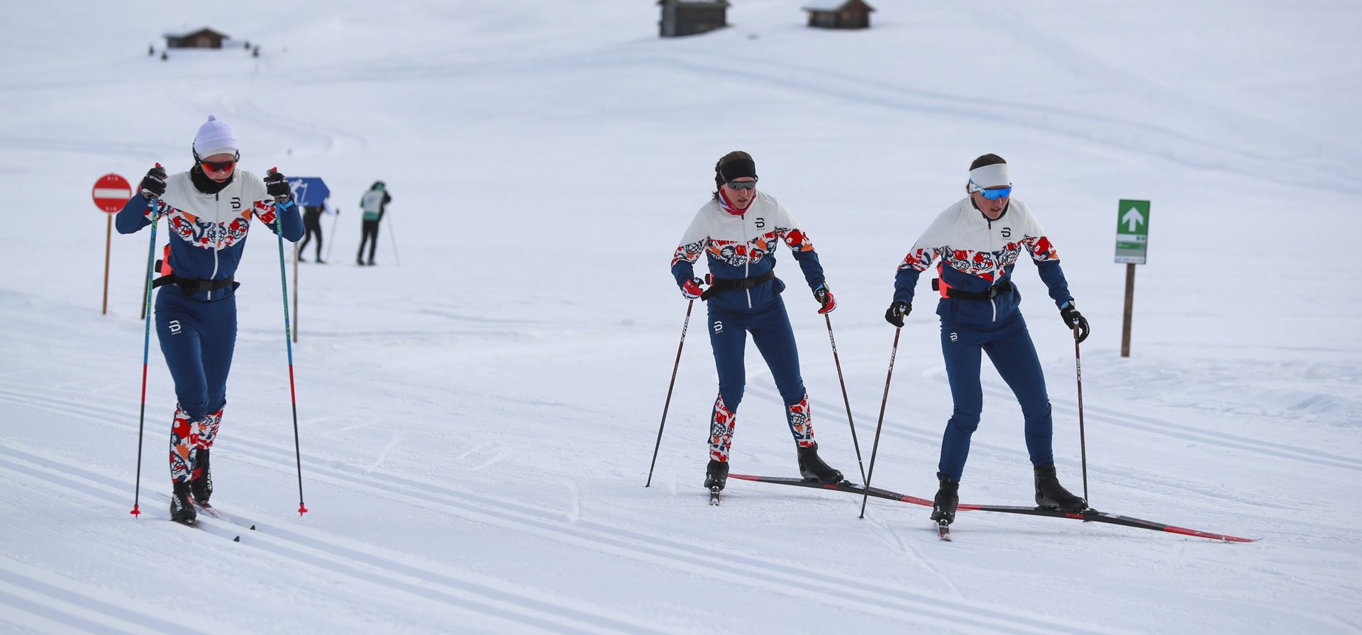 De izquierda a derecha, las noruegas Mathilde Myhrvold, Lotta Weng y Tiril Weng practican en Seiser Alm, cerca de Bolzano, en el norte de Italia, el jueves 27 de enero de 2022, el equipo noruego de campo traviesa entrena antes de los próximos Juegos Olímpicos de Invierno en Beijing.
