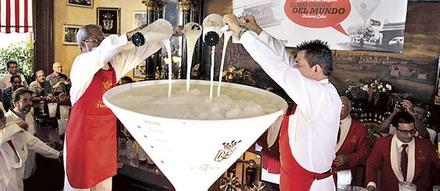 El bar cubano Floridita celebra a Hemingway con un enorme daiquirí