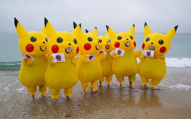Manifestantes vestidos como personajes de Pikachu se manifiestan en la playa de Gyllyngvase en Falmouth