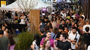 Los rosarinos y rosarinas acapararon las peatonales Córdoba y San Martín en una nueva edición de La Noche de las Peatonales.