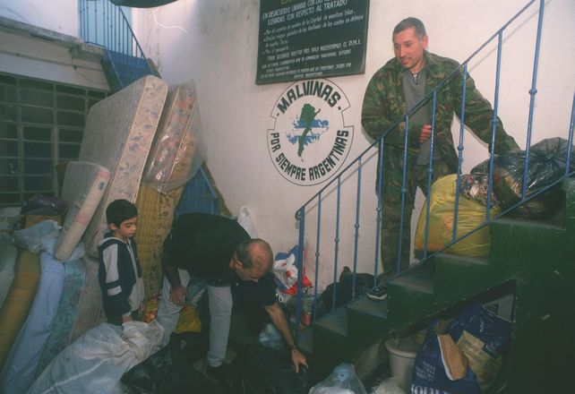 Siempre solidarios. Colecta por las inundaciones en Santa Fe en 2003 en el Centro de Ex Soldados Combatientes