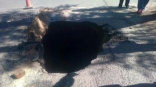 Una camioneta cayó en un pozo Vélez Sarsfield y Calcena