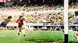 La palomita eterna de Poy, el gol inmortal Hace 50 años, el 19 de diciembre de 1971, el centro del uruguayo Jorge González fue conectado así por Aldo Pedro Poy en el Monumental de Núñez. Triunfo por 1 a 0 a Newell’s en la semi del Nacional del 71 que valió prácticamente el título y gloria eterna para el 9 de los bigotes que sigue volando.