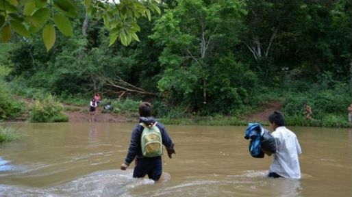 Crean un aula para los alumnos que cruzan un arroyo para ir a clases