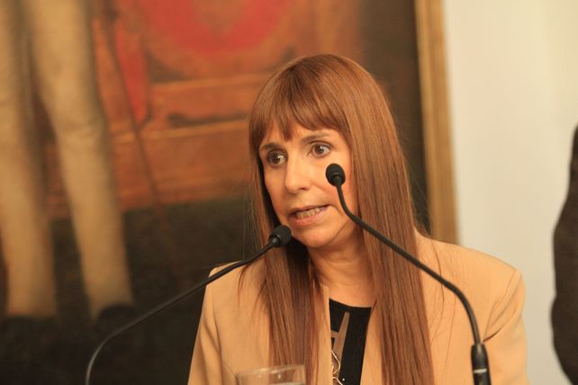 En contra. La ministra Velazquez no ocultó su malestar por la medida del gobierno de Maci.
