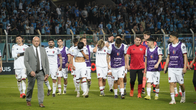 Los jugadores de Newell's se retiran de la cancha tras la eliminación en cuartos de la Copa Argentina.
