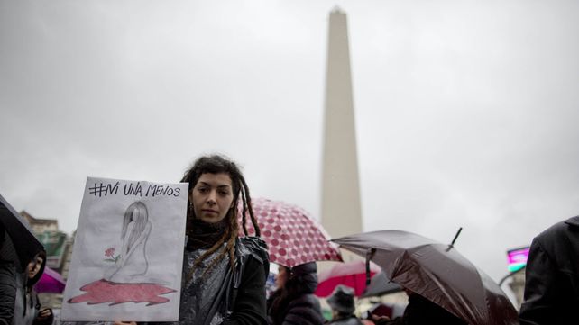 Una multitud vestida de negro marchó contra la violencia de género y los femicidios