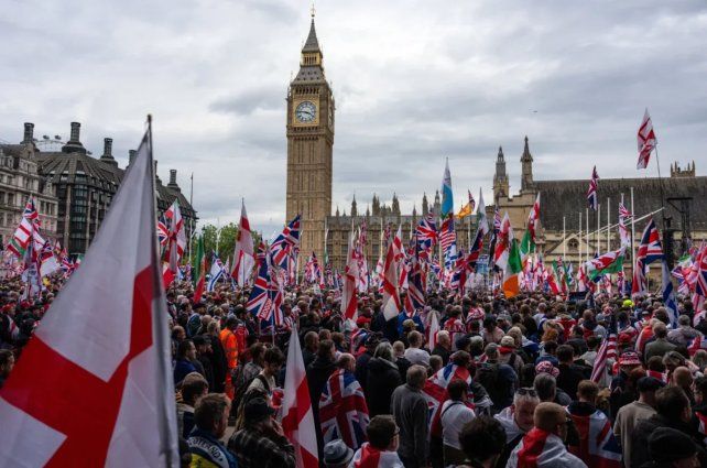 Una multitud de ultraderecha marchó en Londres contra la inmigración musulmana