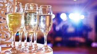 “Hoy una tarjeta vale casi el doble y la tenemos que hacer igual”, explican los representantes de salones de eventos con respecto a las fiestas que deben.