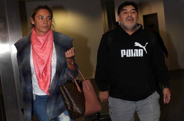 despachados. Maradona junto a su pareja