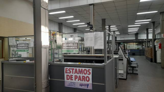 En el Registro de la Propiedad de Urquiza al 1100 continúa el paro por tiempo indeterminado. En el Registro de la Propiedad de Urquiza al 1100 continúa el paro por tiempo indeterminado.