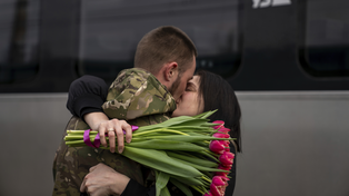 Un soldado ucraniano se despide de su novia en Donetsk, uno de los frentes más sangrientos de la guerra.