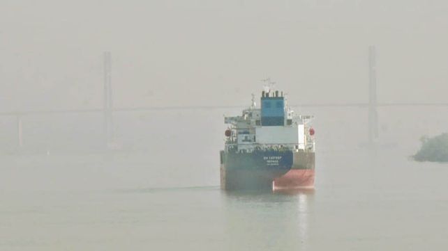 Humo sobre el agua. As&iacute; se ve&iacute;a este martes el r&iacute;o.&nbsp;