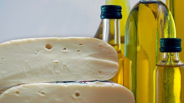 Prohíben el consumo de un queso cremoso y un aceite de oliva
