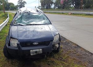 Violento vuelco de una camioneta frente al club El Quillá
