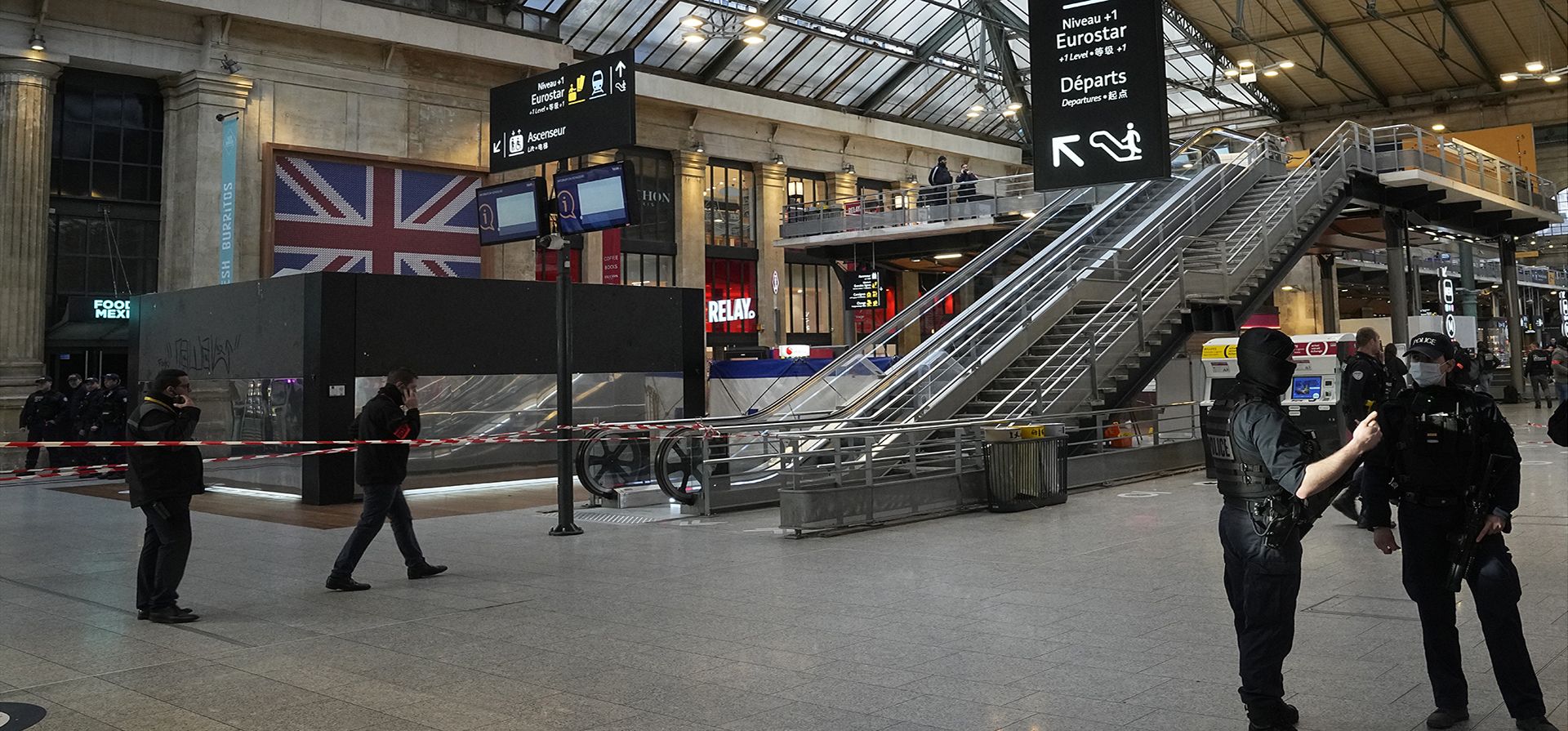Oficiales de policía aseguran el acceso a los trenes Eurostar que unen Francia con Gran Bretaña, en la estación de trenes Gare du Nord, el miércoles 11 de enero de 2023 en París. Un atacante con cuchillo hirió a seis personas en la concurrida estación de tren Gare du Nord de París antes de que la policía le disparara, dijo el ministro del Interior francés. (Foto AP/Michel Euler)