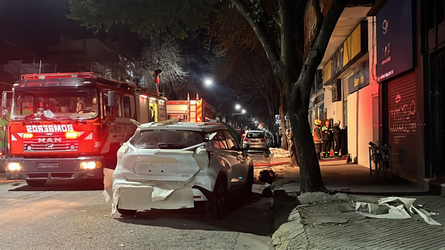 Incendio en Sarmiento al 2300. Uno de los vehículos que estaba en el taller y que pudo ser rescatado de las llamas. 