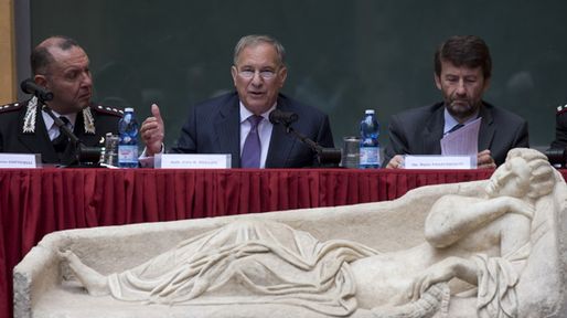 Estados Unidos devuelve a Italia tres frescos robados en Pompeya