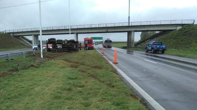 Un camión terminó volcado en el cantero central de la autopista a Santa Fe