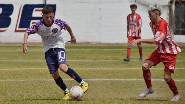 La tiene atada.  Flores encara a los defensores de Provincial e inicia el ataque de Central Córdoba. El juvenil mediocampista es  figura en la séptima  división.    