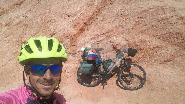 Une el país en bici para que los bomberos voluntarios de San Jerónimo Sud tengan un cuartel nuevo