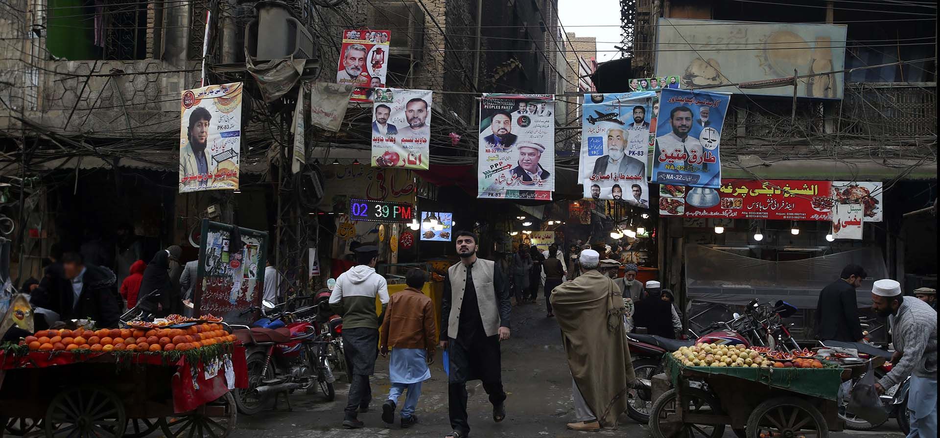 Pancartas de candidatos electorales de partidos políticos se exhiben en un mercado antes de las elecciones generales del 8 de febrero en Peshawar, Pakistán, el viernes 2 de febrero de 2024. (Foto AP/Muhammad Sajjad) Pancartas de candidatos electorales de partidos políticos se exhiben en un mercado antes de las elecciones generales del 8 de febrero en Peshawar, Pakistán, el viernes 2 de febrero de 2024. (Foto AP/Muhammad Sajjad)