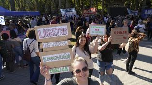 Marcha universitaria. En abril docentes y estudiantes se movilizaron por el centro de Rosario.
