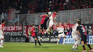 Luciano Lollo gana de arriba en el juego aéreo. El central leproso fue el autor del empate que aplacó un poquito los ánimos.