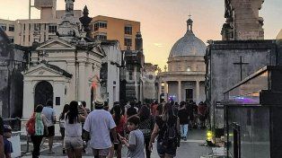 Casi 500 personas se dieron cita en el Cementerio Municipal para conocer historias locales de la mano de Lorenzo Canteli, el Chimi santafesino.