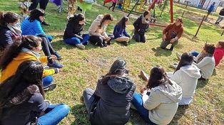 Testimonio. Una pescadora de Villa Paranacito compartió su experiencia con la investigadora y un grupo de estudiantes, en el marco de un proyecto de extensión universitaria “Tirando Redes”. &nbsp;