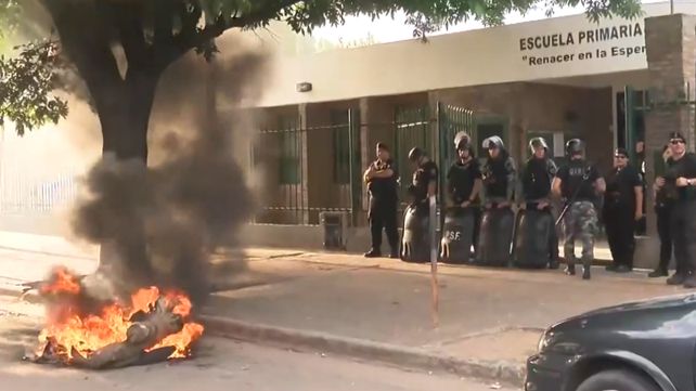 El Ministerio de Educación de La Escuela 1.381 Renacer en la Esperanza se ubica en Doctor Riva al 5700.