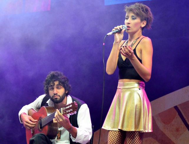 Acompañada por el guitarrista Julián Cicerchia