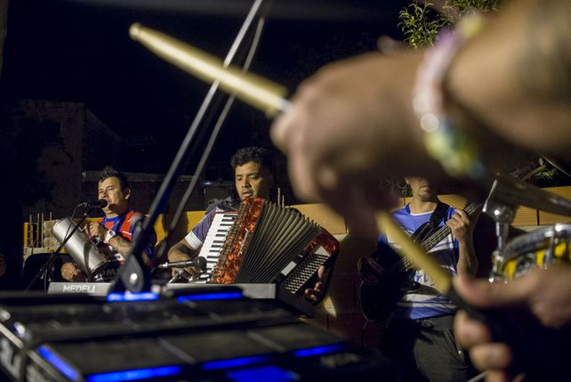 Grupo Inesperados es una banda de Paraná que anhela llegar lejos en la movida tropical. Hoy pasaron por Luz