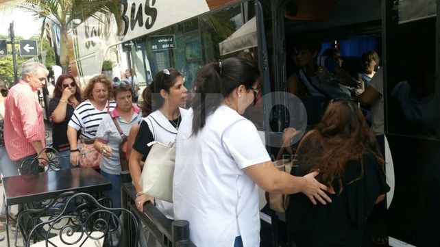 Muestras de dolor. Antes de partir los colegas de Vanesa Soledad Castillo hicieron un aplauso en su memoria.