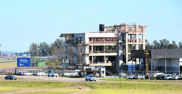 Sobre la autopista a Córdoba se está creando un nuevo polo industrial.