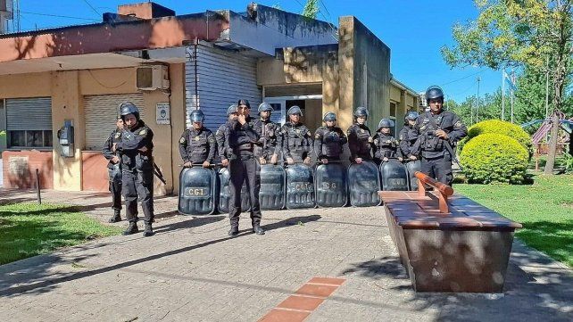 Reforzaron la seguridad en la comisaría de Recreo luego del episodio ocurrido entre los policía y los vecinos tras el hallazgo dle cuerpo