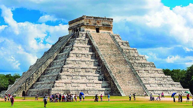 La Pirámide de Chichén Itzá o Pirámide de Kukulcán, también conocida como El Castillo, es de las Ruinas Mayas más importantes del Sitio Arqueológico.