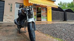 Les lanzó una reja a los motochorros y logró detener su fuga