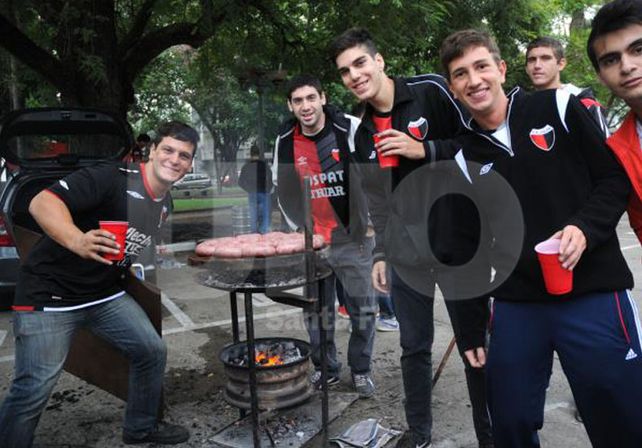 La previa del clásico: a puro chori, asado y amigos