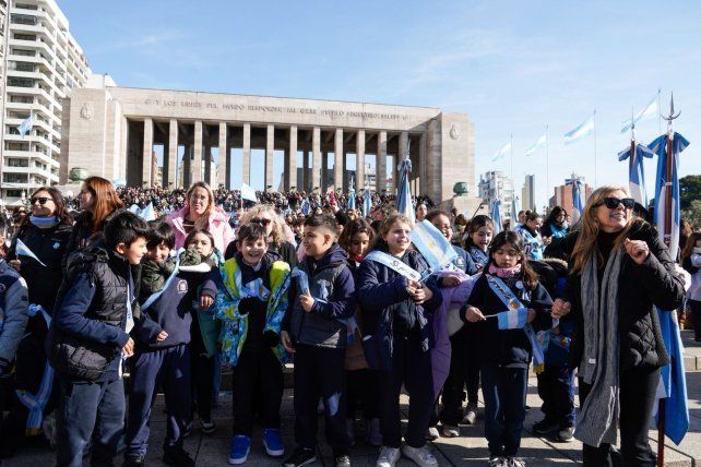 Chicos de todos los rincones del país llegaron al Monumento a la Bandera en la previa del 20 de Junio.