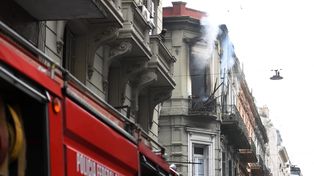 Video: dramático escape de una mujer de un incendio en pleno centro porteño