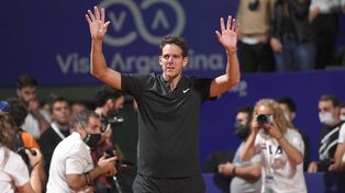 Del Potro saluda a la multitud en el partido del Argentina Open donde perdió ante el azuleño Federico Delbonis.