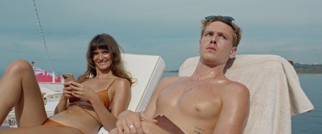 Ricos y famosos. La joven pareja protagonista son dos modelos e influencers que compiten por cuestiones de dinero