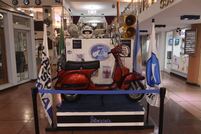 En la galería Córdoba siempre hay en exhibición una Vespa.