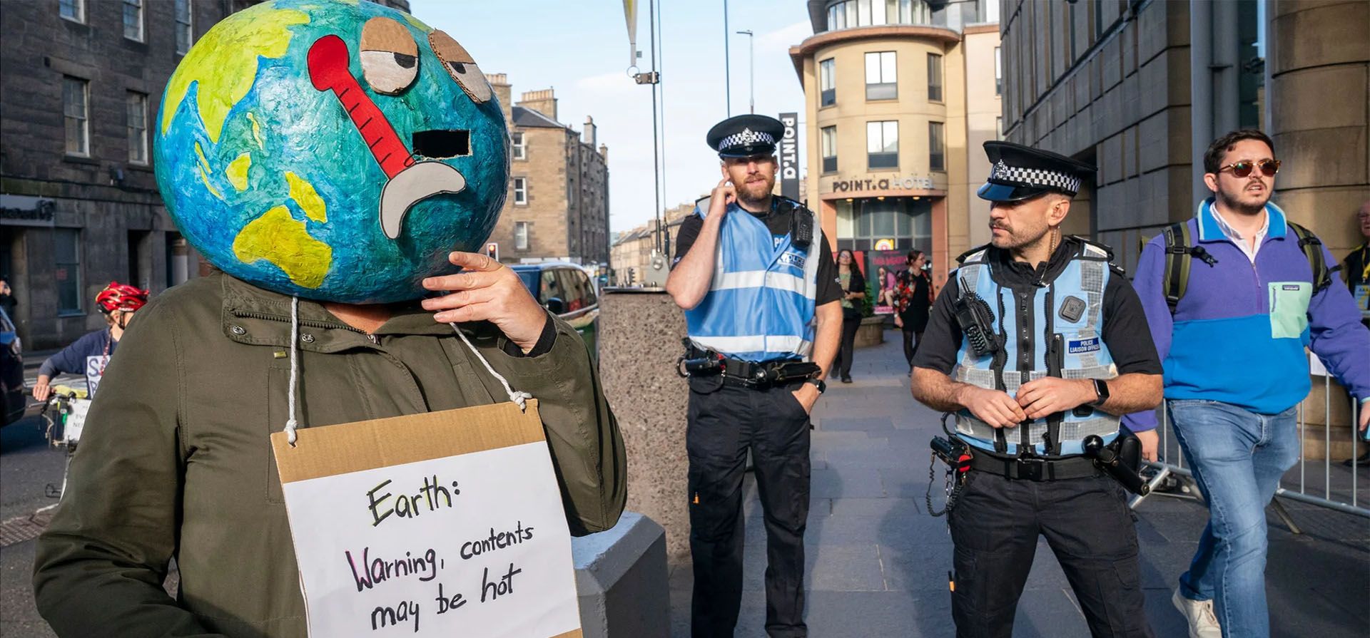 Manifestantes de la Coalición Climática de Edimburgo se manifiestan frente a la conferencia nacional anual del SNP, Edimburgo, Escocia. Fotografía: Jane Barlow/PA Manifestantes de la Coalición Climática de Edimburgo se manifiestan frente a la conferencia nacional anual del SNP, Edimburgo, Escocia. Fotografía: Jane Barlow/PA